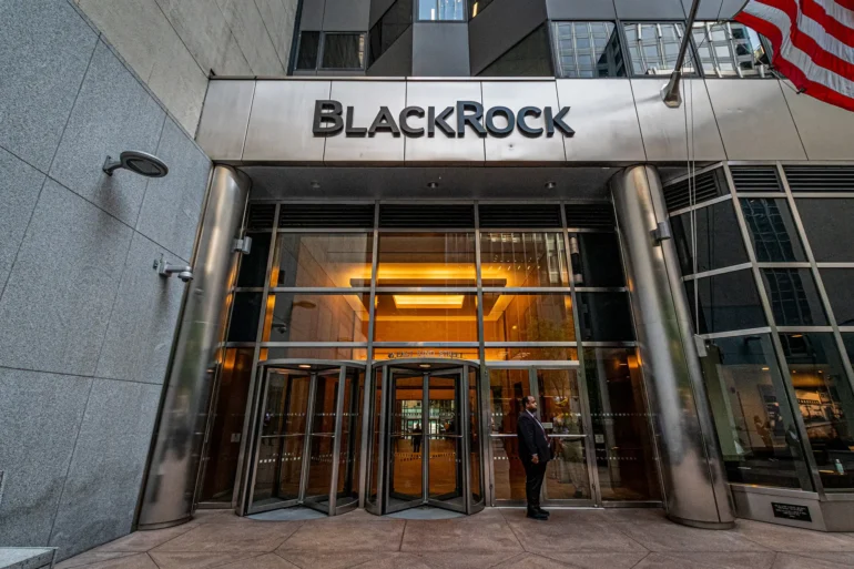 BlackRock: Στο στόχαστρο το Άμπου Ντάμπι – Eπενδύει στο μέλλον της Μέσης Ανατολής