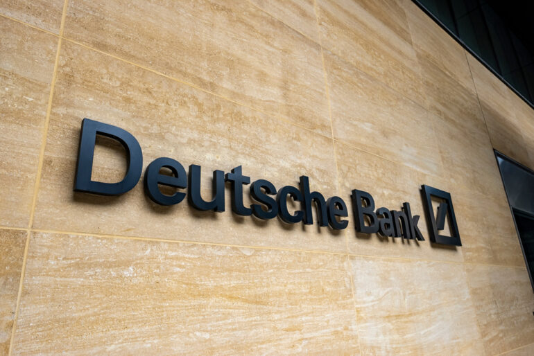 Η Deutsche Bank καταγράφει ζημιά μετά από 15 τρίμηνα κερδών