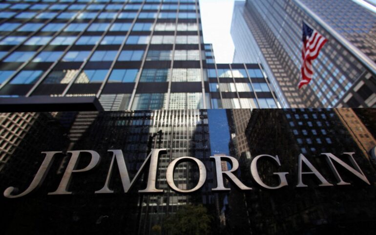 Η JP Morgan αναθεωρεί τις προβλέψεις για την ελληνική αγορά: Ουδέτερη θέση στις μετοχές, στήριξη στα ομόλογα