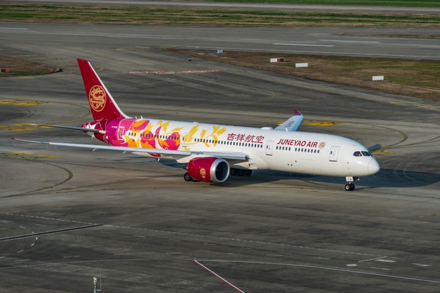 juneyaoairboeing787 9withchinesepetallivery 584650 for web