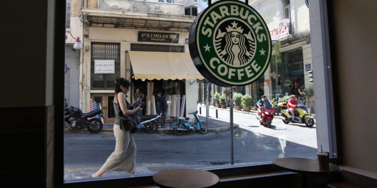 Σκιές στο μέλλον της Starbucks Ελλάδας: Σοβαρά οικονομικά προβλήματα για τη Μαρινόπουλος Εταιρεία Καφέ